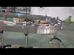 Macchina confezionatrice per la sigillatura di tazze di noodles istantanei con alimentazione di bustine di condimento